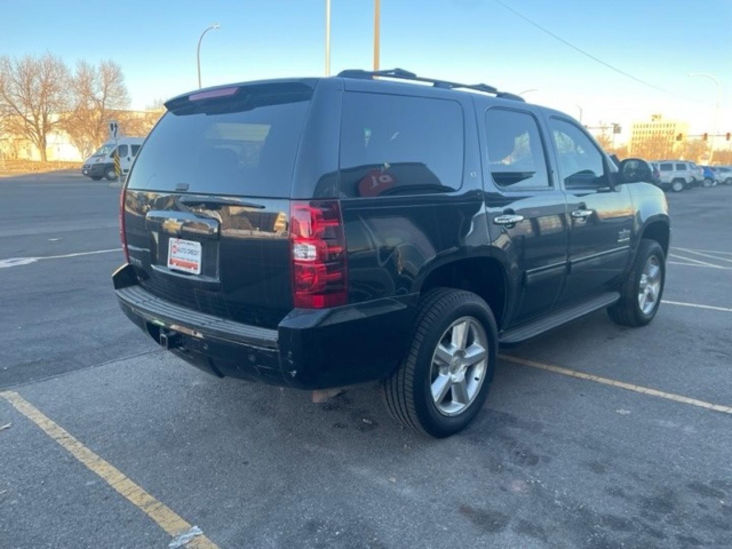 2013 CHEVROLET TAHOE LT 4WD (1GNSKBE02DR) with an 5.3L V8 OHV 16V FFV engine, located at 10890 W. Colfax Ave., Lakewood, CO, 80215, (303) 274-7692, 39.739914, -105.120132 - Photo#4